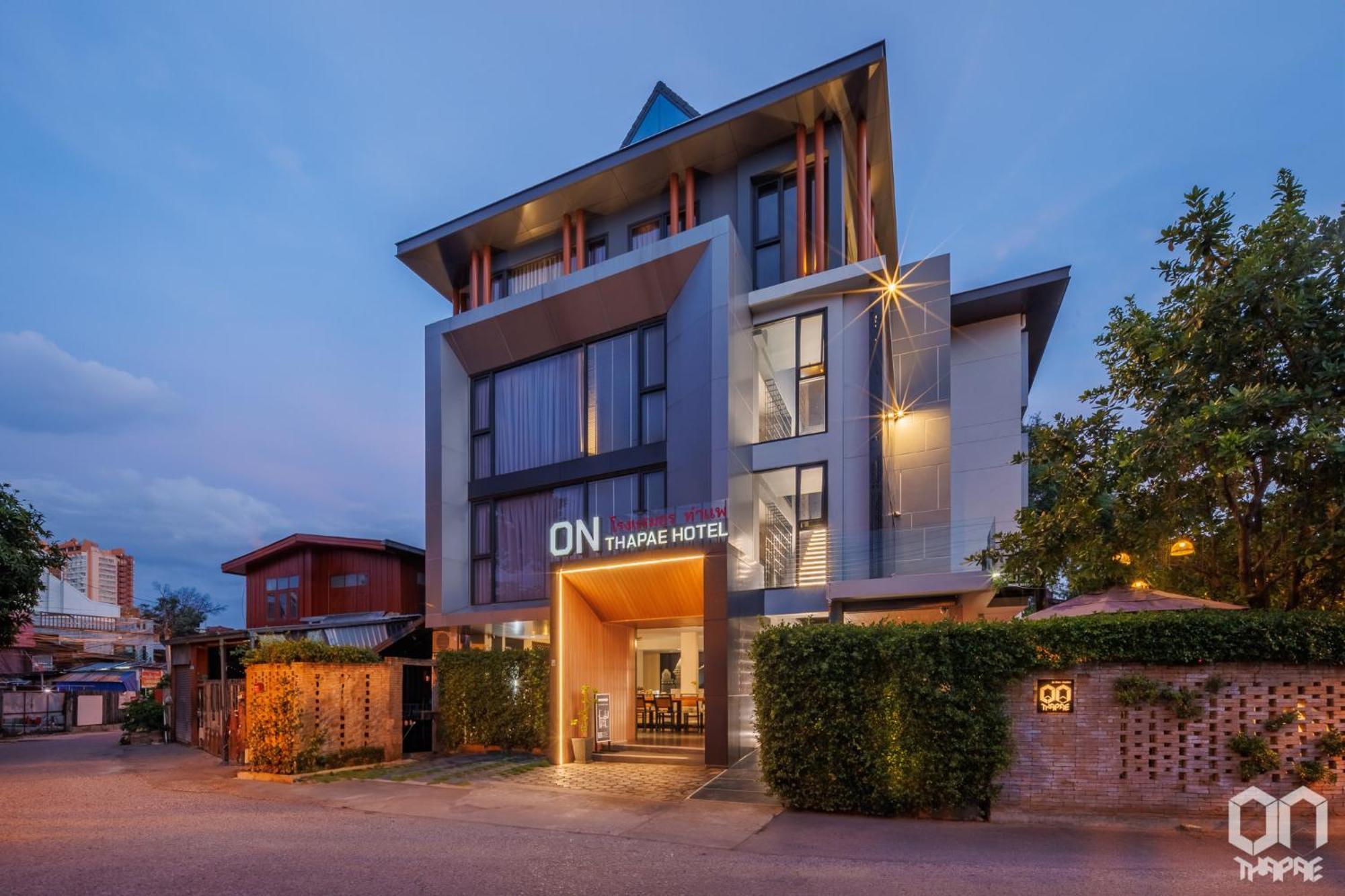 On Thapae Gate Chiangmai Hotel Чиангмай Екстериор снимка
